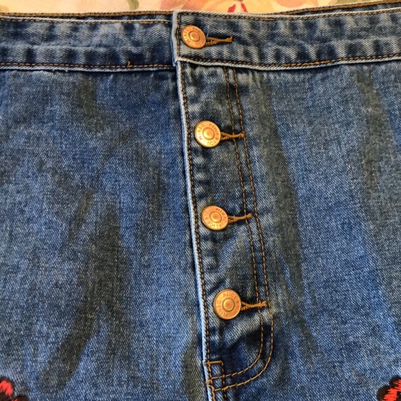 ALICE & YOU Size 26 Denim Shorts Floral Embroidered Fold-Hem  Distressing $69NEW - Picture 10 of 16